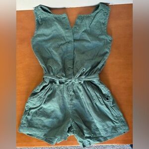 Beautiful olive colored Gap romper for girls size 6/7.